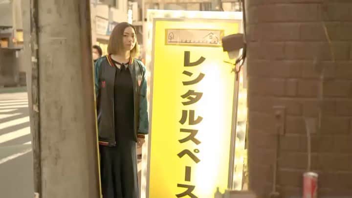 のインスタグラム：「貸し増し娘  まるで はやめのイルミネーション。  曲はアプリから私が勝手に選択しとります。  #レンタルスペース #巣鴨#貸し#スペース #看板#黄色#ライトアップ #LED#現代#イルミネーション #ポートレート#撮影 #街#動画#movie #香衣 #橋本恵一郎 さん #役者#俳優#写真#actor #actress#photography  #デビルマン#スカジャン #moussy #黒ワンピース #電柱」