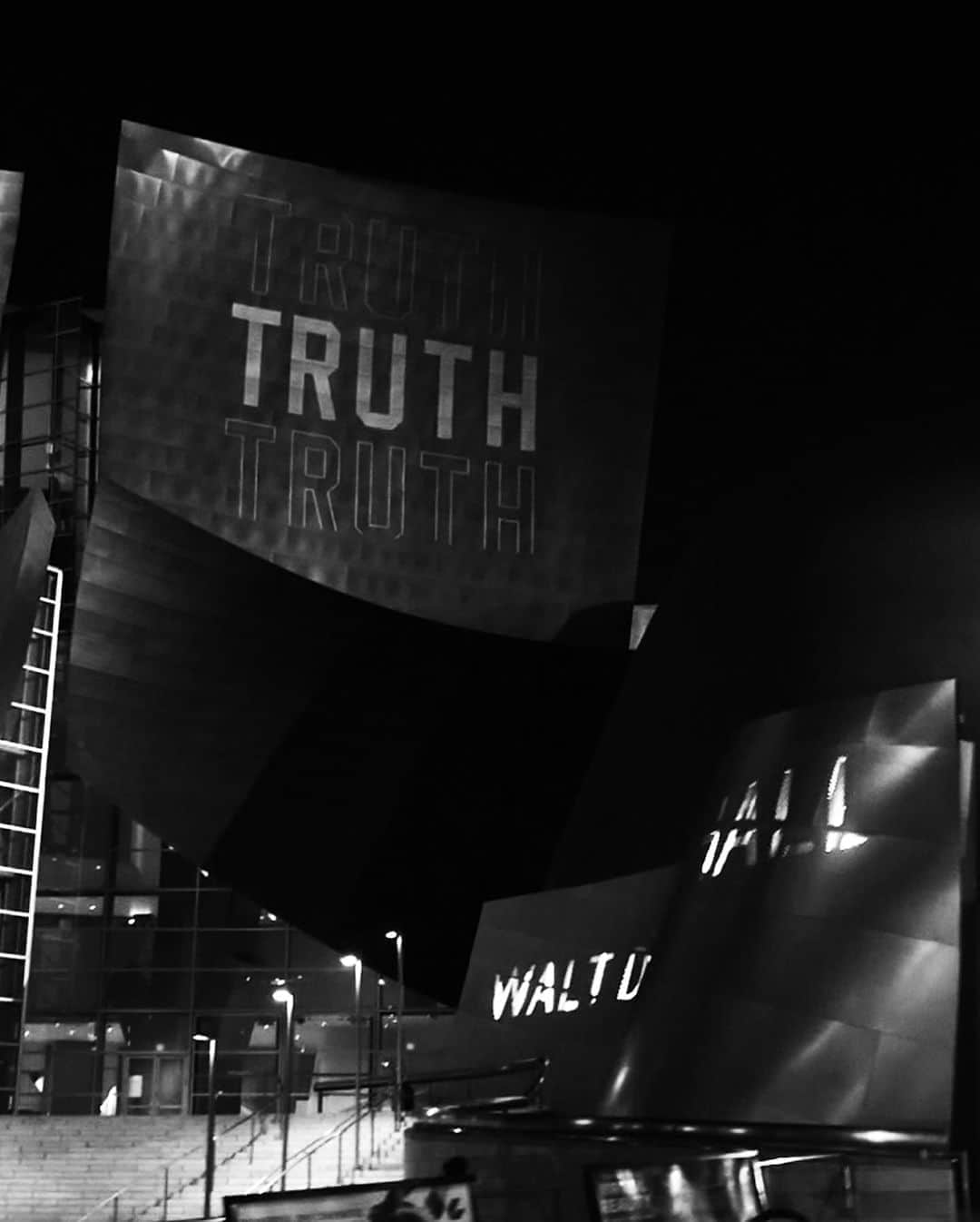 レイニングチャンプさんのインスタグラム写真 - (レイニングチャンプInstagram)「Los Angeles, one block at a time. ⁣ ⁣ The eyes of truth are bright. ⁣ ⁣ #muhammadali #truth」10月26日 1時51分 - reigningchamp