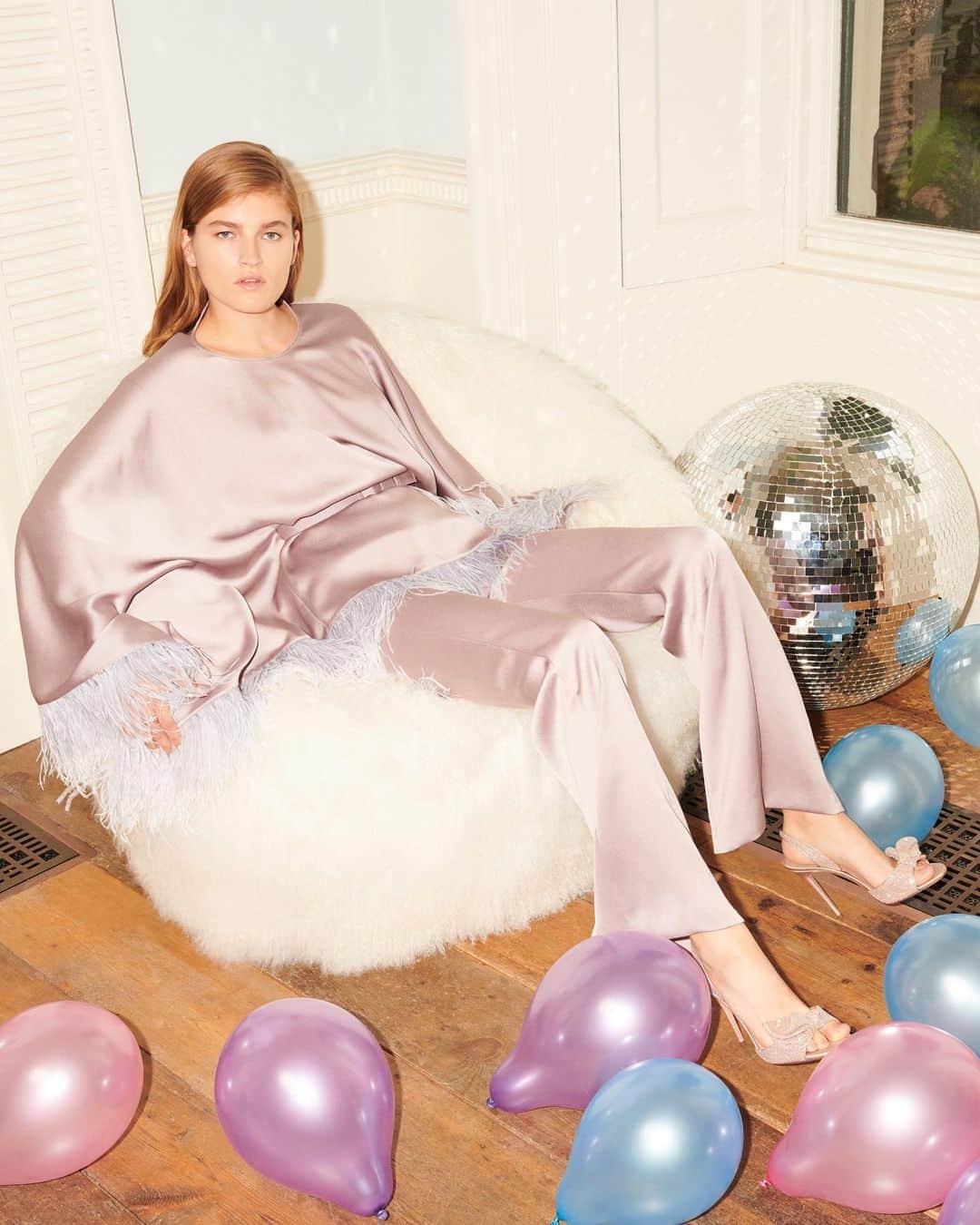 Harrodsのインスタグラム：「It's around now that we'd usually start party-wardrobe planning, right? Even though party season is yet another thing that's going to be a bit different this year, we're all for going all out to stay in. First up: feathered, silk pyjamas care of @huishanzhang. We woke up like this 💜  Head to our stories to play dress up with us.  #Harrods #HarrodsFashion #HuishanZhang」