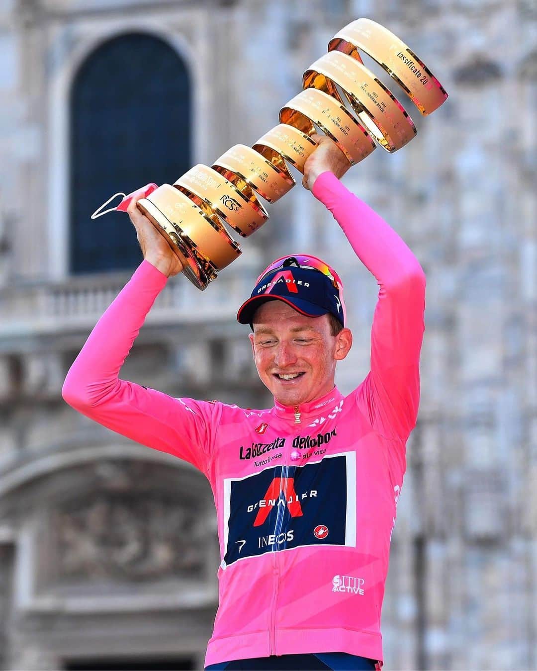 OAKLEYのインスタグラム：「You've got to have Hart. The Maglia Rosa is going home with @taogeogheganhart @ineosgrenadiers. 😝💗 #Giro2020」