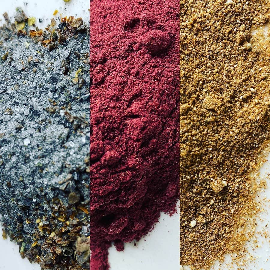 ケリスのインスタグラム：「GOLD MINE BOX ON SALE TODAY !!!!!! Turn notifications on ! Black Hawaiian lava salt infused with habanero. Good for detoxing you're body , organic hibiscus Sorrel great for cholesterol and high blood pressure and hyper tension. Sour mango (Amchoor)  is great for weight loss too. It contains antioxidants that boost metabolism and help in losing weight fast. It is also low in carbohydrates . #cheflife #goodhealth #eatwell #foodie #foodporn #foodasmedicine #lifestyle #delicious #farmfresh #cookathome #quarantine link in bio or go to bountyandfull.com it's a lifestyle. Box on sale today ! Don't miss it .」