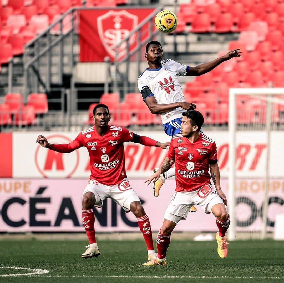 リーグ・アンさんのインスタグラム写真 - (リーグ・アンInstagram)「🆚 #SB29RCSA (0-3)  🛑 Le @rcsa stoppe sa mauvaise série de défaites et s'impose largement à Francis Le Blé 👊 !  Strasbourg stop a poor run with a big win away to Brest! • • #Ligue1UberEats #Racing #RCSA #RCStrasbourgAlsace #RacingClubdeStrasbourgAlsace #StadeFrancisLeBlé」10月26日 2時16分 - ligue1ubereats