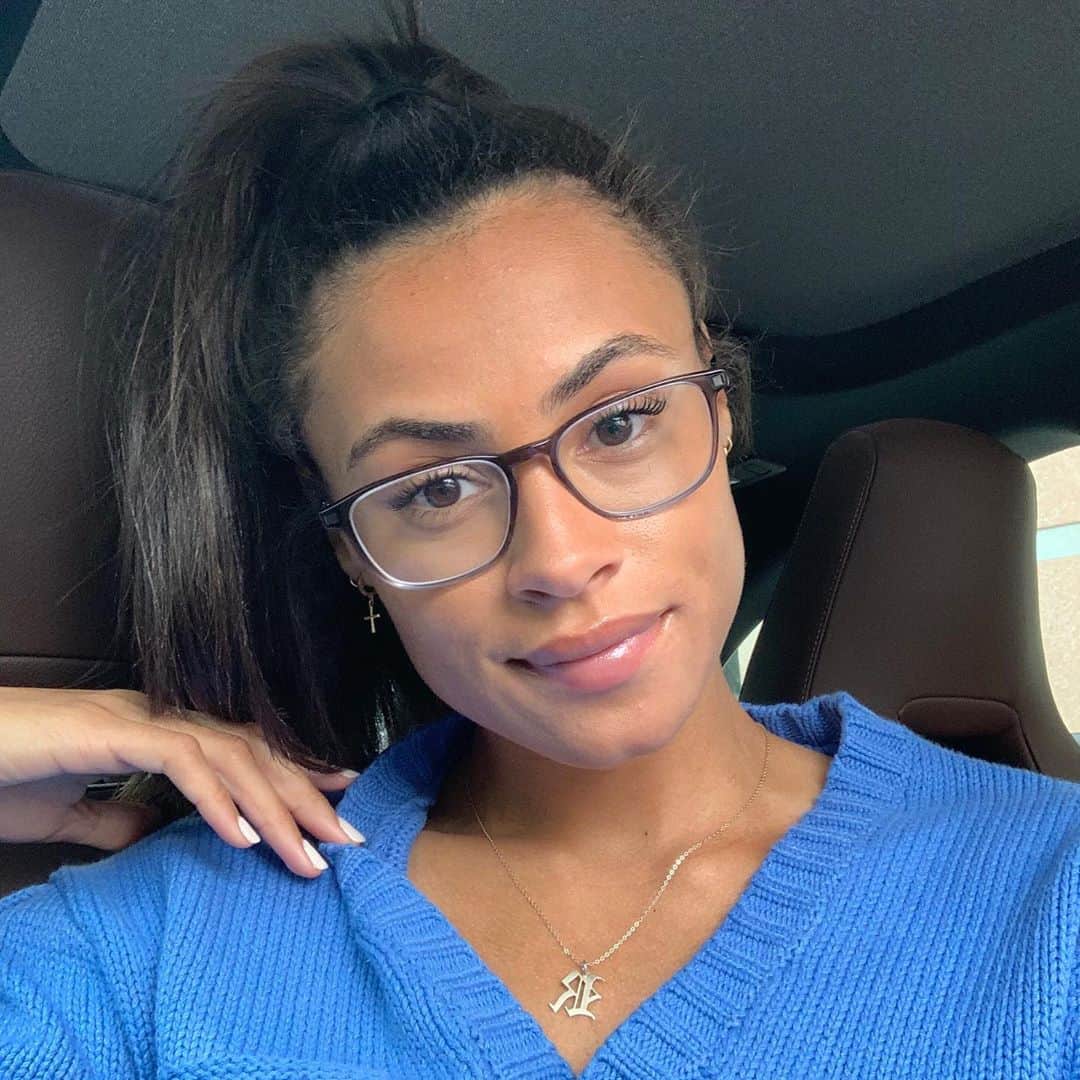 シドニー・マクローリンのインスタグラム：「Back when my skin respected me 😅」