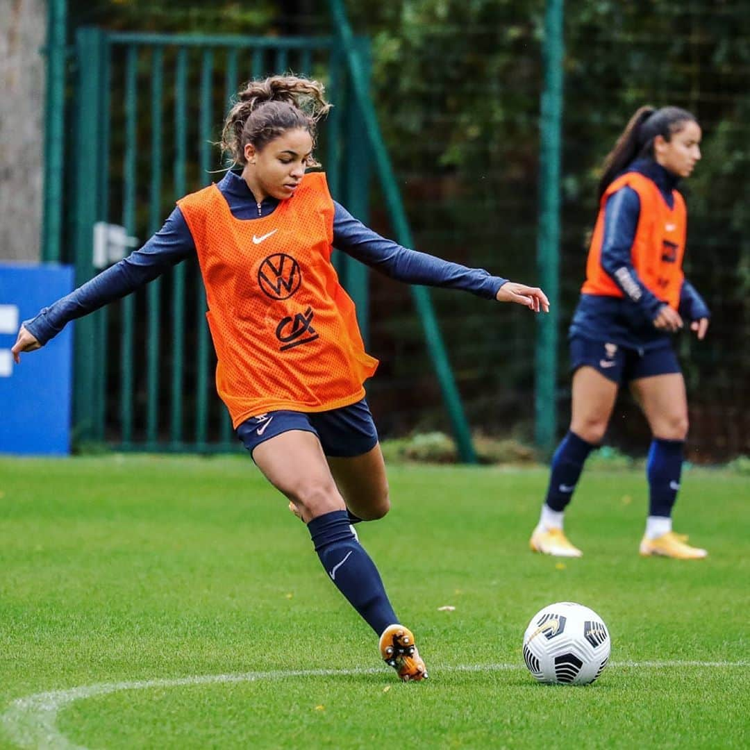 サッカー フランス代表チームさんのインスタグラム写真 - (サッカー フランス代表チームInstagram)「Les derniers entraînements d'hier et aujourd'hui à Clairefontaine avant le départ pour l'Autriche 🛫 Prochain match mardi à 21h00 👊 #FiersdetreBleues #AUTFRA - Last training session before going to Austria 🛫」10月26日 2時22分 - equipedefrance