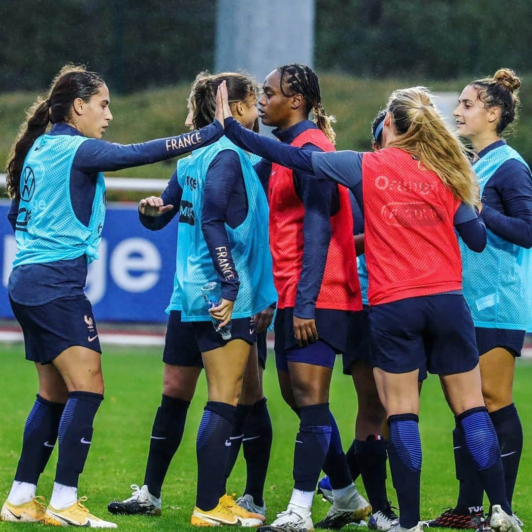 サッカー フランス代表チームさんのインスタグラム写真 - (サッカー フランス代表チームInstagram)「Les derniers entraînements d'hier et aujourd'hui à Clairefontaine avant le départ pour l'Autriche 🛫 Prochain match mardi à 21h00 👊 #FiersdetreBleues #AUTFRA - Last training session before going to Austria 🛫」10月26日 2時22分 - equipedefrance