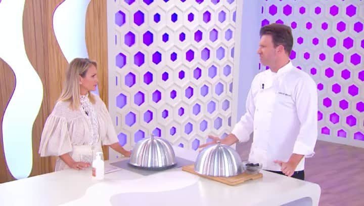 Eliana Michaelichin Bezerraのインスタグラム：「Paraaaa tudooo!! O chefe garante que a receita de hoje no “Minha Mulher que Manda” vai ser fácil 🤭, sei. Agora uma coisa é certa o programa de hoje vai te divertir MUITO com o “Famosos da Internet”. Avisa a família!! Espero vcs as 15h, no SBT. #domingo #programaeliana #famososdainternet #minhamulherquemanda」