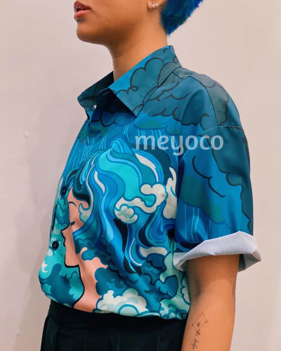 meyocoさんのインスタグラム写真 - (meyocoInstagram)「✨💧🌊 Ocean Girl button up shirt is now available from my apparel store! 🌊💧✨ Link in bio!」10月26日 2時36分 - meyoco