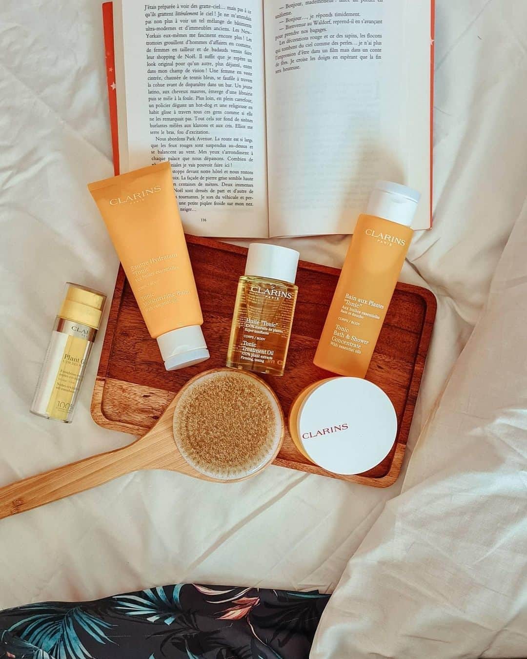 ClarinsUKさんのインスタグラム写真 - (ClarinsUKInstagram)「Sunday vibes ✨✨ Which products are you reaching for today? Take time to give your skin some TLC 💛  [📷 @beautyandchill] #Clarins #SelfCareSunday」10月26日 2時30分 - clarinsuk