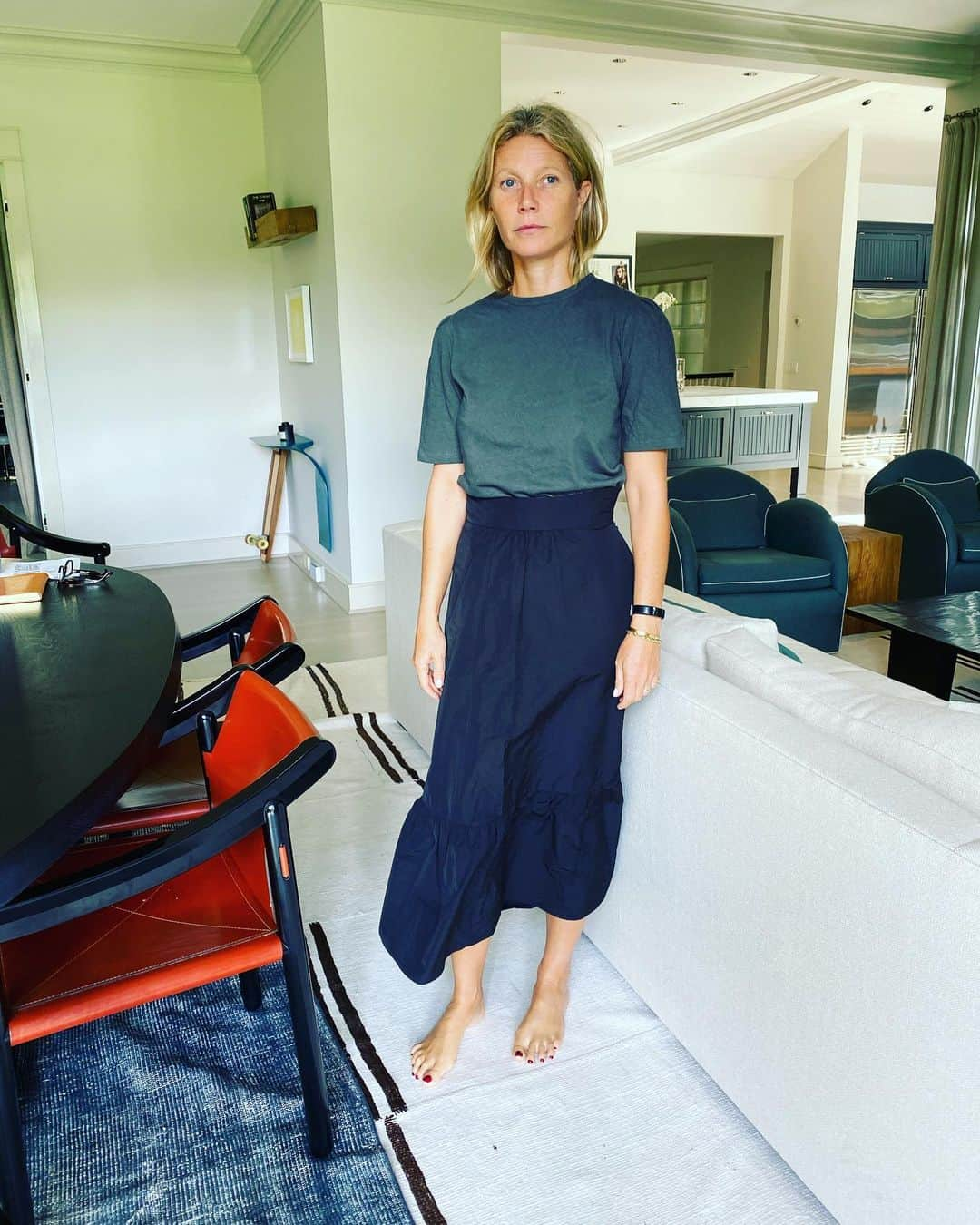 グウィネス・パルトローさんのインスタグラム写真 - (グウィネス・パルトローInstagram)「Home in a skirt for no real reason other than it’s new #glabel @goop」10月26日 2時31分 - gwynethpaltrow