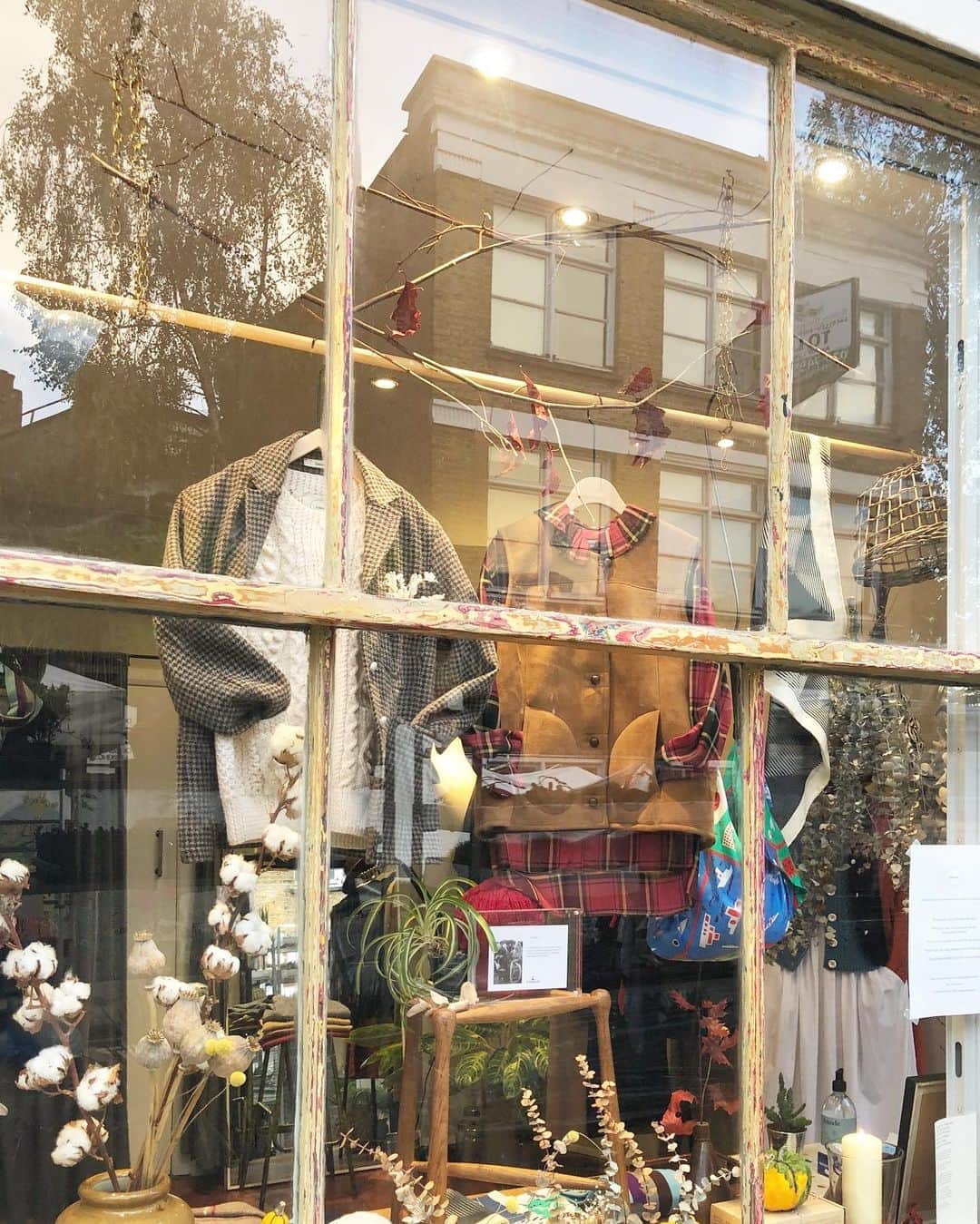 のインスタグラム：「Thank you so much for coming to Colenimo shop this weekend! See you next week😘👋❤️#Colenimo #columbiaroad #columbiaroadflowermarket」