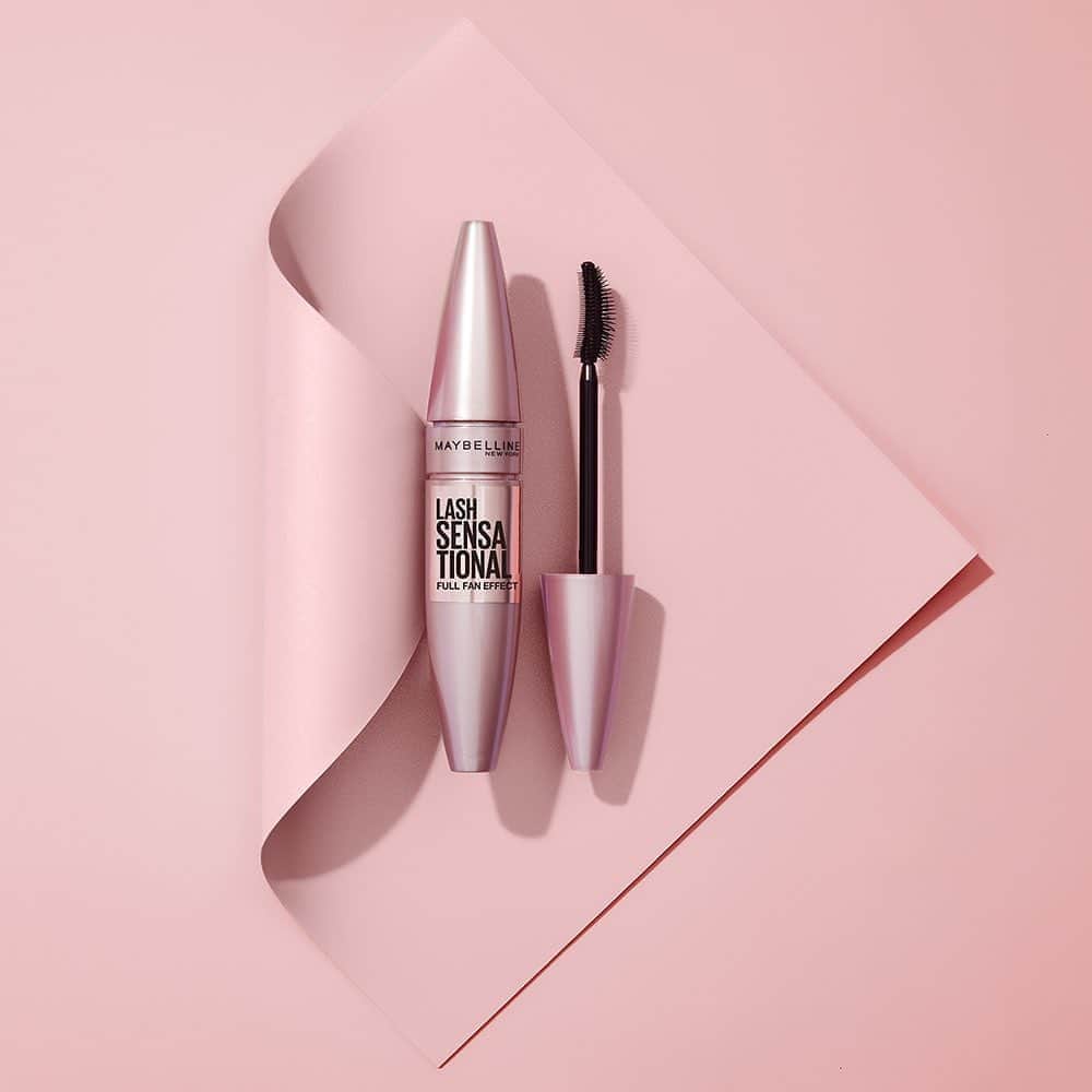 Maybelline New Yorkさんのインスタグラム写真 - (Maybelline New YorkInstagram)「This cult-favorite mascara has a fanning brush that lengthens and separates, plus our new 'midnight black' shade is infused with rose hip oil to condition lashes. Drop only pink emojis if you love this mascara! 💖」10月26日 2時43分 - maybelline