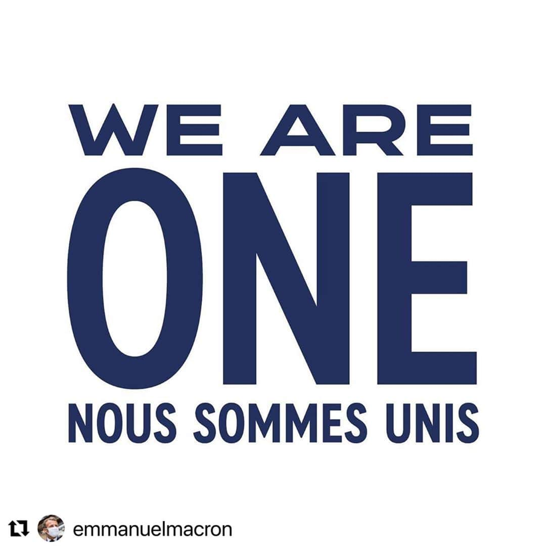 U2さんのインスタグラム写真 - (U2Instagram)「Rien ne nous fera reculer, jamais.   La liberté, nous la chérissons ; l’égalité, nous la garantissons ; la fraternité, nous la vivons avec intensité.   Notre histoire est celle de la lutte contre les tyrannies et les fanatismes.  Nous continuerons.  Nous respectons toutes les différences dans un esprit de paix. Nous n'acceptons pas les discours de haine et défendons le débat raisonnable.  Nous continuerons.  Nous nous tiendrons toujours du côté de la dignité humaine et des valeurs universelles.  _______  We will not give in, ever.  We cherish liberty; we guarantee equality; we live in fraternity.  Our history is one of opposition to tyranny and fanaticism.  We will continue.  We respect all differences in a spirit of peace. We do not accept hate speech and defend reasonable debate.   We will continue.  We will always be on the side of human dignity and universal values.  _______  ما من شيء يجعلنا نتراجع، أبداً.   نتعلق بالحرية، ونضمن المساواة، ونعيش الإخاء بزخم.   تاريخنا تاريخ النضال ضد كل أشكال الطغيان والتعصب.   وسنستمر.   نحترم كل أوجه الاختلاف بروح السلام.  لا نقبل خطاب الحقد وندافع عن النقاش العقلاني.   وسنستمر.   سنقف دوماً إلى جانب كرامة الإنسان والقيم العالمية」10月26日 2時52分 - u2