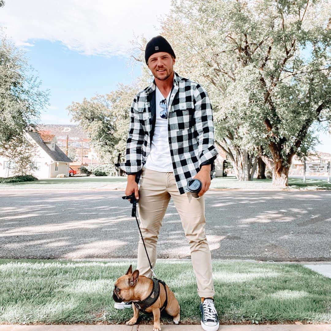 スティーブ・クックのインスタグラム：「When @hobbescook doesn’t want to take “basic” fall photos....」
