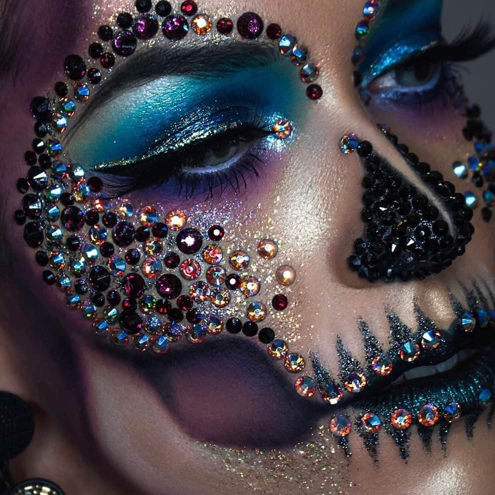 BH Cosmeticsさんのインスタグラム写真 - (BH CosmeticsInstagram)「#Halloween glam at its FINEST ☠️  Get @pompberry’s lit AF look: 🎃 Lil’ Bit Psycho - 8 Color Shadow Palette 🎃 Killer Queen Eye Brush Set 🎃 OMG Glitter Eyeliner in shades Blacked Out, Lookin' Lilac A Snack, Illumina-teal and Golden Gal 🎃 OMG Glitter Face & Body Gel in shade Au Some 🎃 BH x Get Stonned Drop Dead Gorgeous Gem Set   #OMGglitter #dropdeadgorgeous #bhcosmetics」10月26日 2時57分 - bhcosmetics