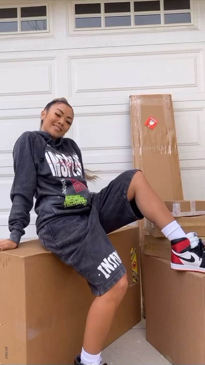 リアン Vのインスタグラム：「INSPIRE. EMPOWER. REPEAT! Love my new INSPIRE Sweat Suit Set from @shoplianev 🔥😍 Available NOW!  Song: Two Face - By @iamychibi」