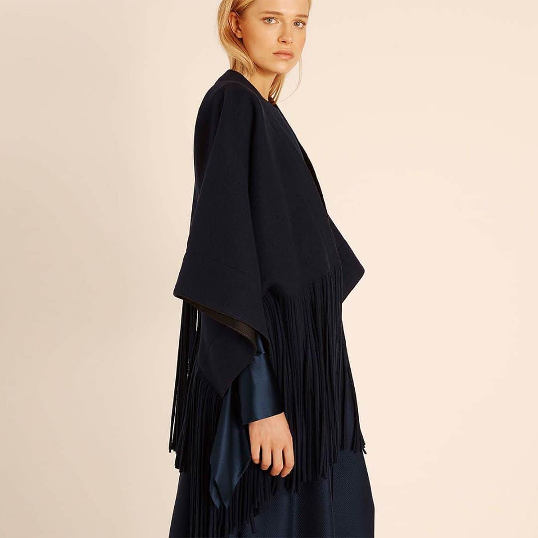 アマンダ ウェイクリーのインスタグラム：「Our short kimono is the ultimate transformative piece to elevate your look.... Perfect for layering over any look to add a touch of effortless cool.  #fringedjacket #kimono #fringing #statementjacket #aw20」