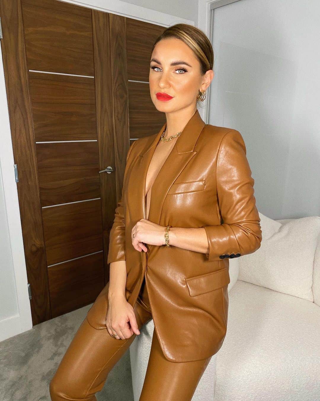 サム・フェアーズのインスタグラム：「Low-key 🔑  Loveee this glam & hair.. head to @lalo_hairandmakeup for the breakdown.  Suit @zara  Jewellery @celestestarre ✨#samanthawears」