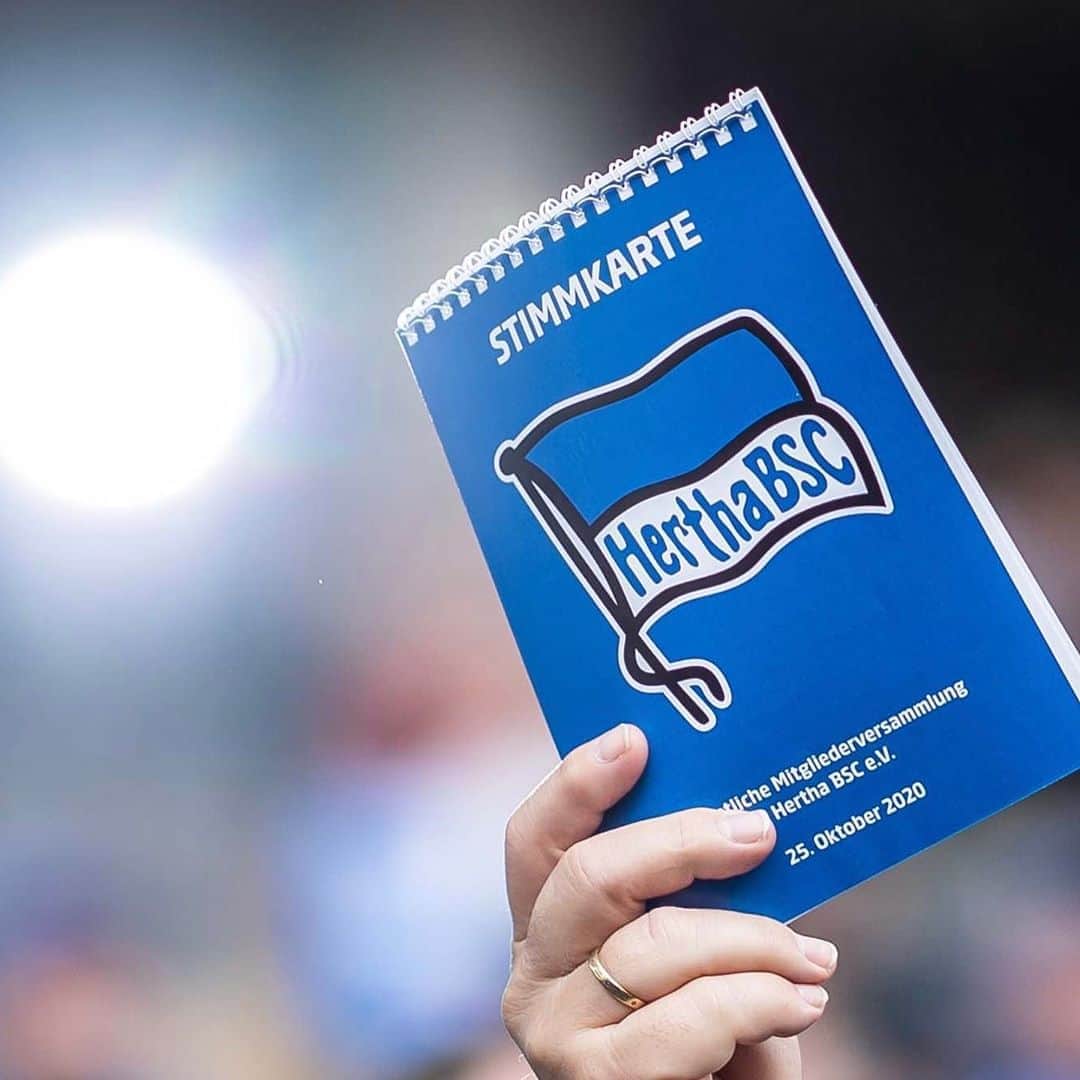 ヘルタ・ベルリンのインスタグラム：「Mitgliederversammlung: ✔️  Präsidiumswahl: ✔️  . . #mitgliederversammlung #HaHoHe #herthabsc」