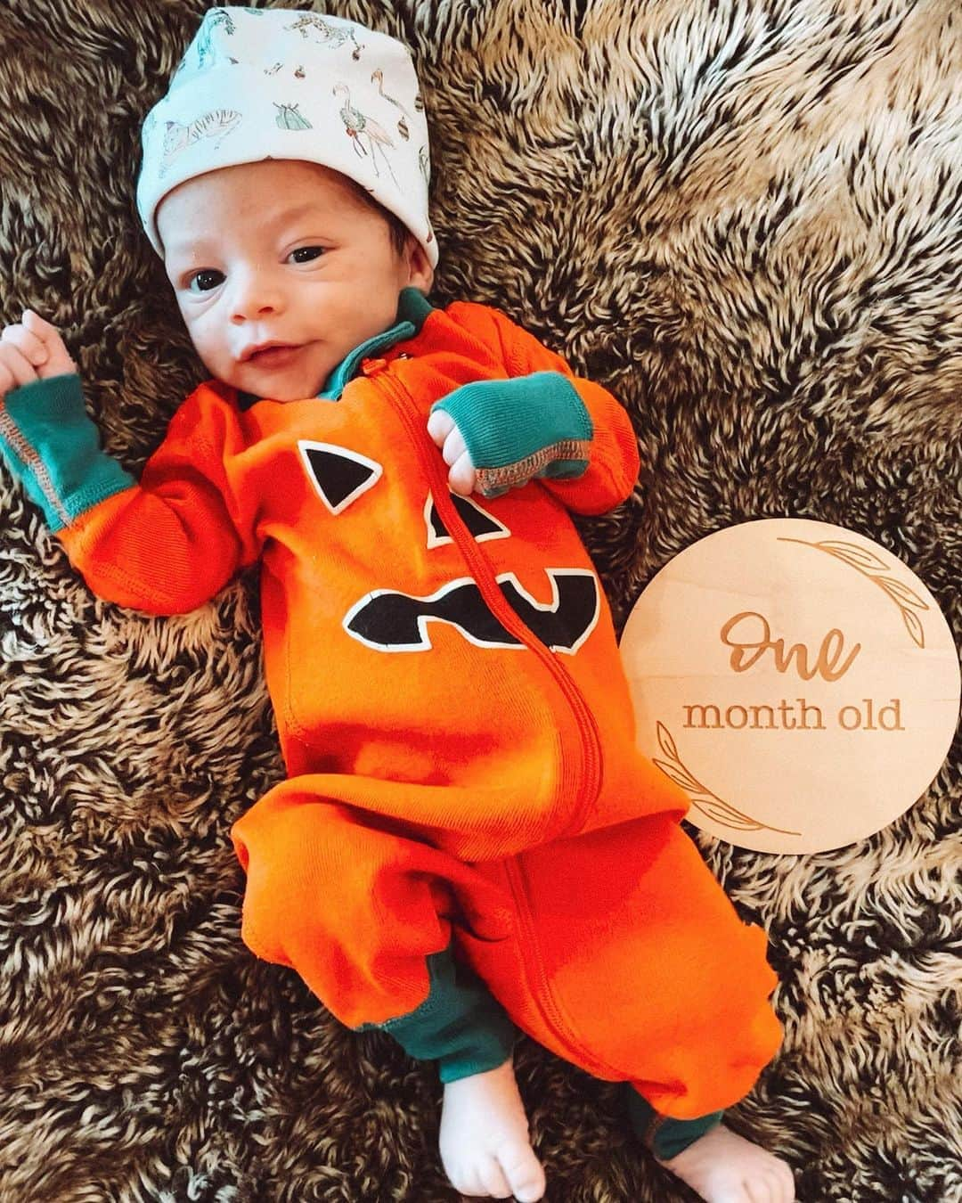 アリアニー・セレステさんのインスタグラム写真 - (アリアニー・セレステInstagram)「Happy #1monthold to my baby Raiden Beckham . 🎃  I love all the faces he’s learning to make, even his mean mug! 👊🏽🥰😅👶🏽😍」10月26日 3時06分 - ariannyceleste