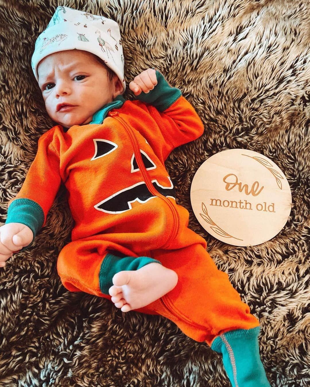 アリアニー・セレステさんのインスタグラム写真 - (アリアニー・セレステInstagram)「Happy #1monthold to my baby Raiden Beckham . 🎃  I love all the faces he’s learning to make, even his mean mug! 👊🏽🥰😅👶🏽😍」10月26日 3時06分 - ariannyceleste