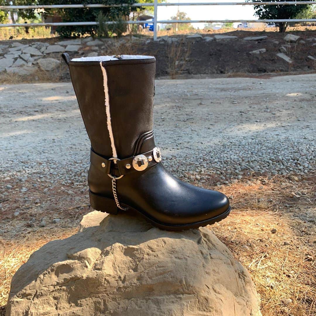 ダブのインスタグラム：「These cute boots have a rugged western look with the versatile removable concho belt. They have a wonderful cruelty free faux shearling lining.  #bestrainboots #davrainboots #cozyboots #happyfeet #supportsmallbusiness #smalldesigners #independentdesigners」