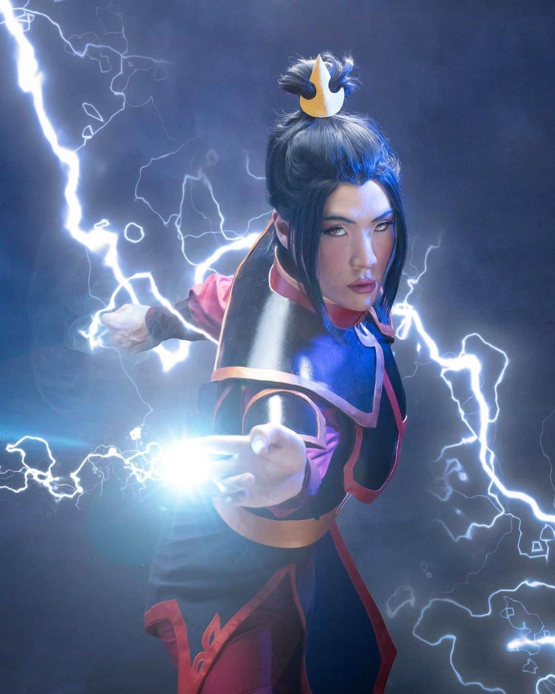 ユージン・リー・ヤンのインスタグラム：「Don't flatter yourself. You were never even a player. ⚡️ #Azula #Avatar #Halloween 🎃 Photos by @jdrenes Makeup by @ariannachayleneblean Costume by @kineticcosplay Wig by @danekez」