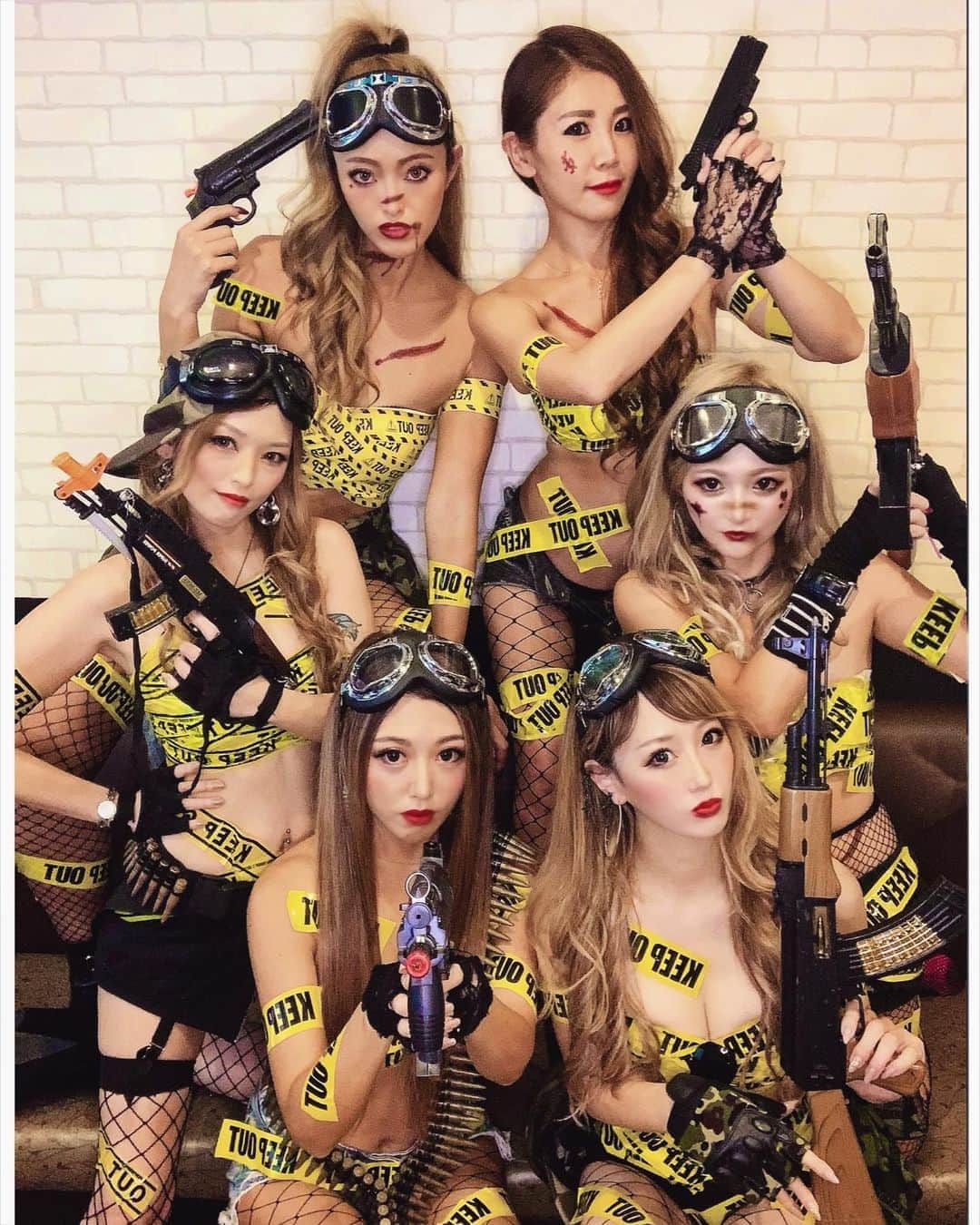 まっぴーさんのインスタグラム写真 - (まっぴーInstagram)「🚧KEEP  OUT🚧🚨 . 昼からテープ巻いてて、カラオケで騒いでたら夕方にはテープずれまくり🤣暴れすぎたんかな🤭w🤸‍♀️🎵 大勢のカラオケ🎤久しぶりでめっちゃ楽しかったぁ😍💞. . . . #KEEPOUT#テープぐるぐる #アーミー#ミリタリー#まぴコス#Tiktok#とんでけわきのにおい」10月26日 3時28分 - mapink___