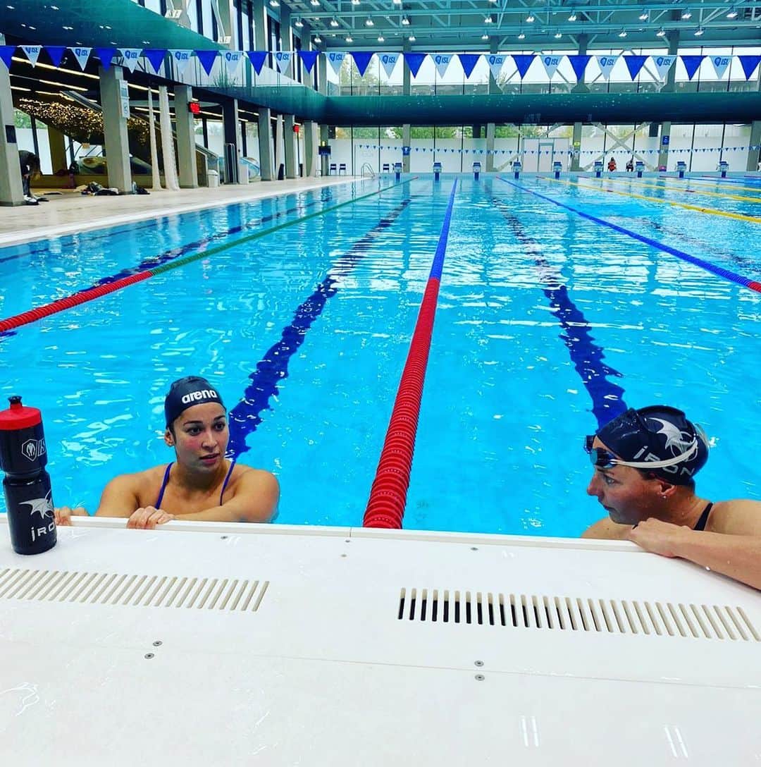 ラノミ・クロモウィジョジョのインスタグラム：「We are getting ready For @iron_isl match #2 tomorrow! 🔥🐼🔥🐼🔥 And meanwhile I’m sharing race strategies with @hosszukatinka 😄😆 Did you know that we both swam European Junior Champs in Budapest back in 2005 ?!?! #WeGoWayBack 🤩💯」