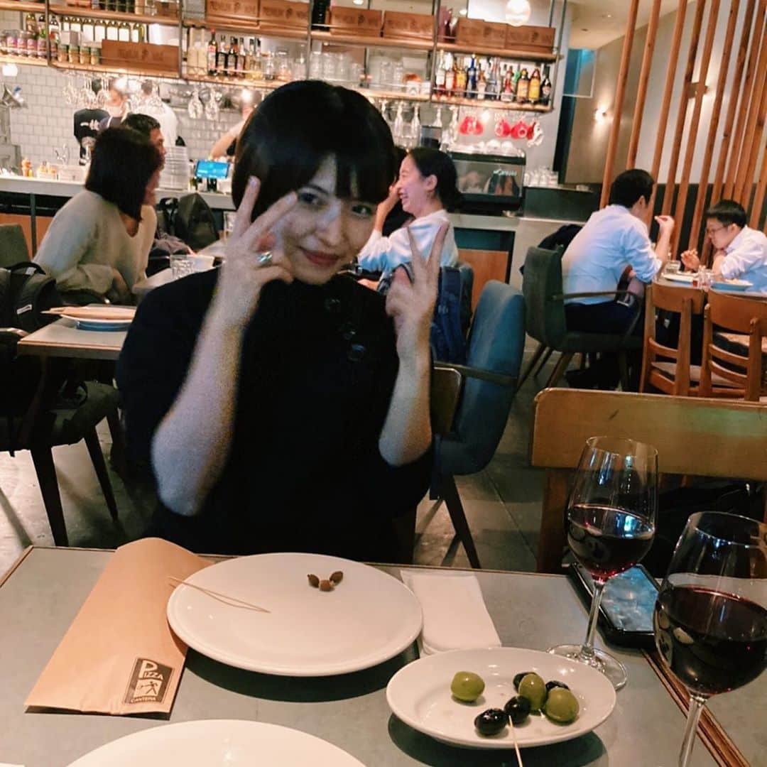 のインスタグラム：「・ はぴはぴうらぴーすまだできるよ。 オリーブ愛。ワインは酔う🍷 #酒部」