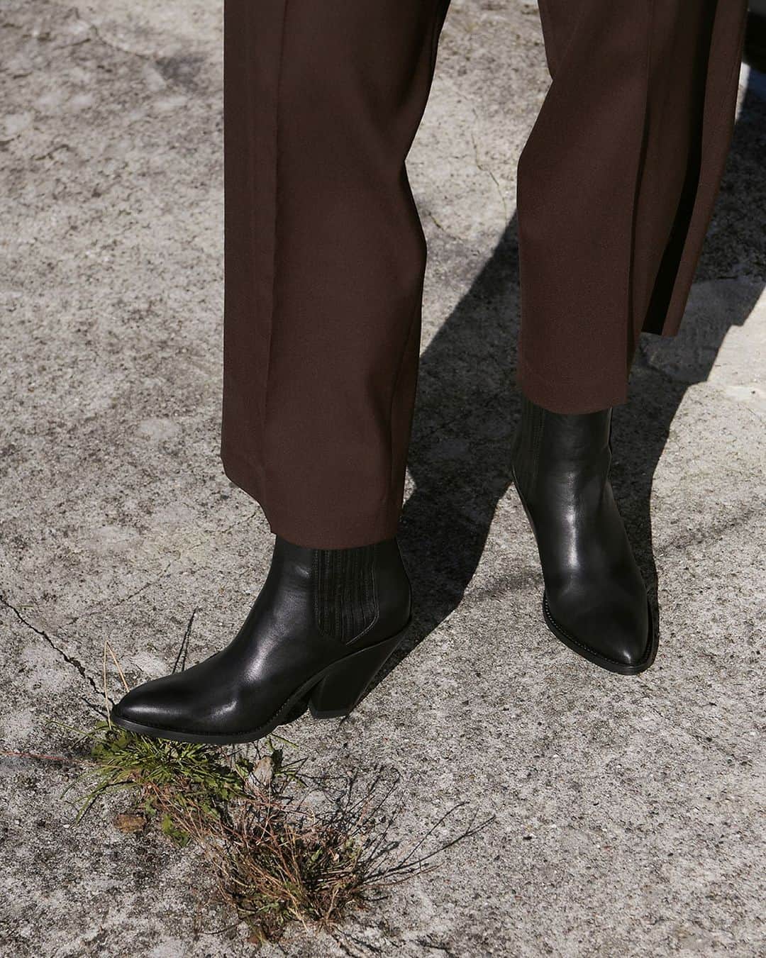 ブッテロさんのインスタグラム写真 - (ブッテロInstagram)「Subtle essence.  Reinventing our iconic cowboy boots with a more elegant and minimal look, versatile and chic. #Jane #FW21 #buttero」10月26日 3時28分 - buttero_official