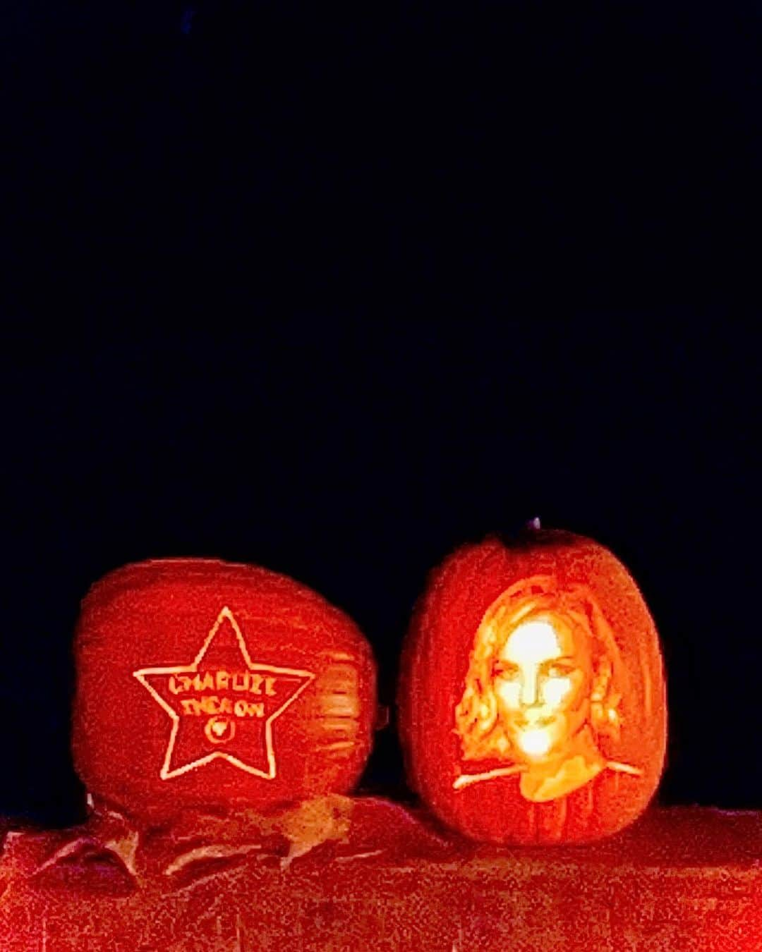 シャーリーズ・セロンさんのインスタグラム写真 - (シャーリーズ・セロンInstagram)「You know you’ve made it when you get your own pumpkin!!」10月26日 3時35分 - charlizeafrica