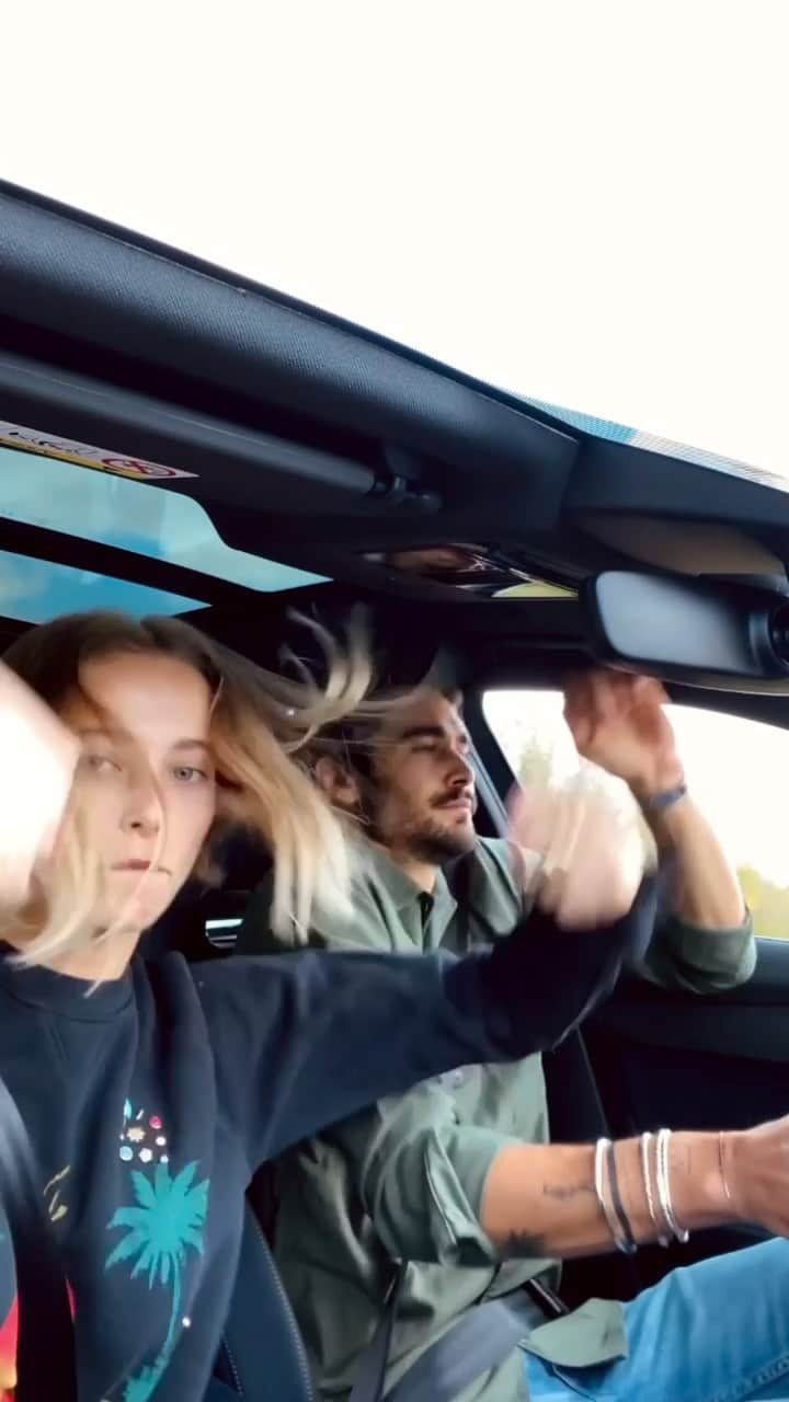 NICOLAS SIMOESのインスタグラム：「When the music kicks in 😂🧡 @nicoetcoco」