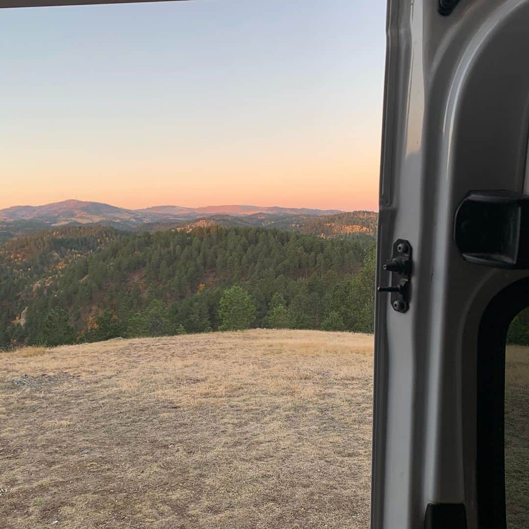 ホーランド・ロデンのインスタグラム：「Haha van life wifi 😂  But van tour is up tmrw!」