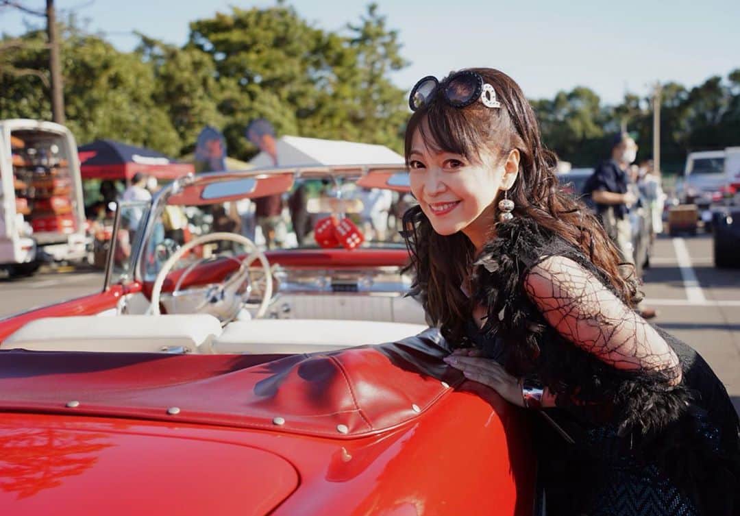 原めぐみさんのインスタグラム写真 - (原めぐみInstagram)「日本最大級のアメ車イベント、個性的にカスタマイズされた車の数々。フェスティバルウォークにて開催❣️ 【Super American Swap Meet2020】ステキな車の前で撮影会🎶　撮影: 皆川幸男　#原めぐみ」10月26日 3時39分 - meguming.h