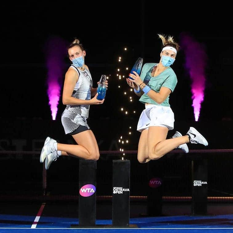 エリーゼ・メルテンスさんのインスタグラム写真 - (エリーゼ・メルテンスInstagram)「Doubles 🏆🥇🙌🥳👯 @sabalenka_aryna  Thank you @jtbankaostravaopen for hosting this event and making the players feel safe!」10月26日 3時45分 - mertenselise