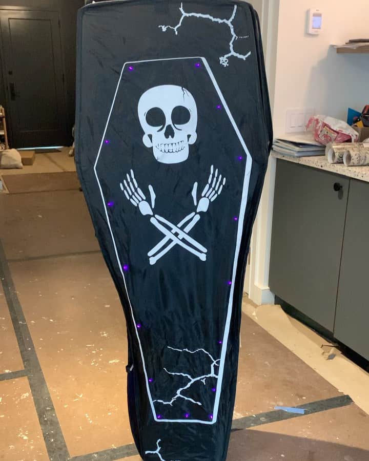クレア・コフィーのインスタグラム：「50% off Halloween decorations at Lowe’s!」