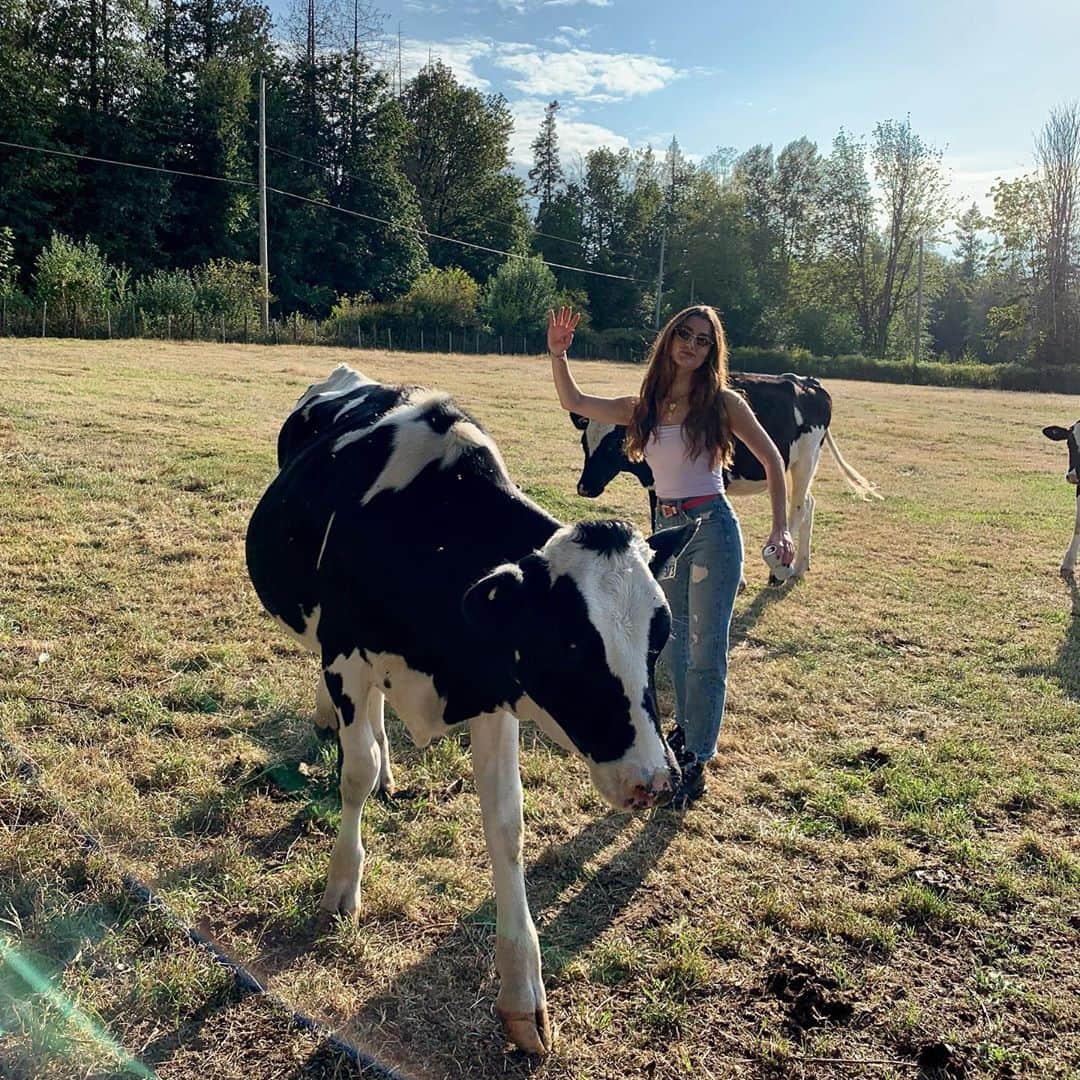 カミラ・メンデスさんのインスタグラム写真 - (カミラ・メンデスInstagram)「happy birthday to the cow whisperer herself @rachellynnmatthews 💞 love you so much smush!!!」10月26日 4時04分 - camimendes