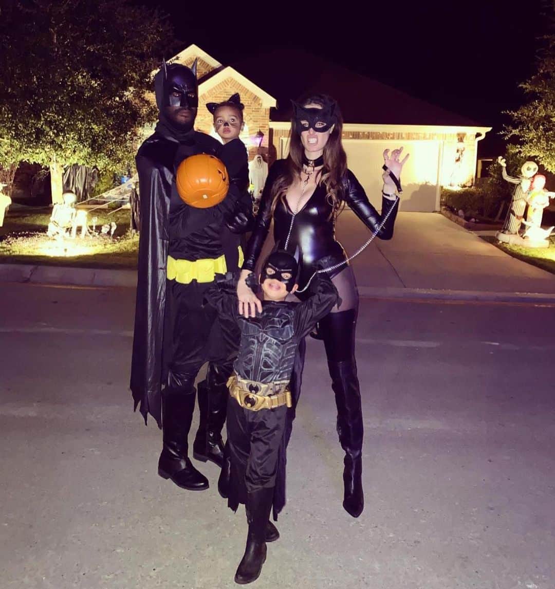 ニコール・トルンフィオのインスタグラム：「#halloween last year, pregnant with Ella Wolf. Trying to think of a good Fam of 5 costume, any ideas? And how are you celebrating without going #trickortreat ing, or are you? Weird times right now! #covid (P.S. @garyclarkjr you make a great Batman 😍 )」