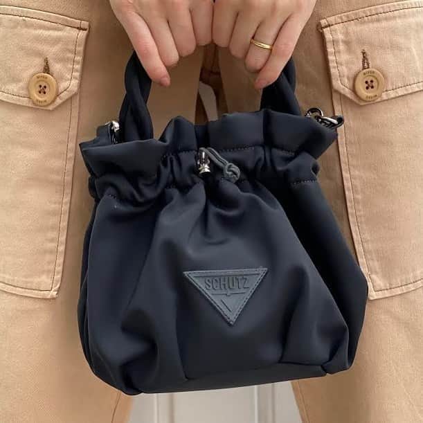 Schutzのインスタグラム：「MUST-HAVE NOW: LOLLA BAG 🖤 #schutzhandbags #schutzlolla」