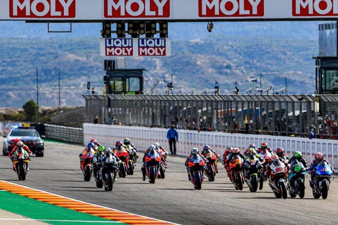 MotoGPさんのインスタグラム写真 - (MotoGPInstagram)「The start of another unpredictable #MotoGP race! 🔥 And now there are only 3 left! 💥💥💥 #AlcanizGP 🏁」10月26日 4時00分 - motogp