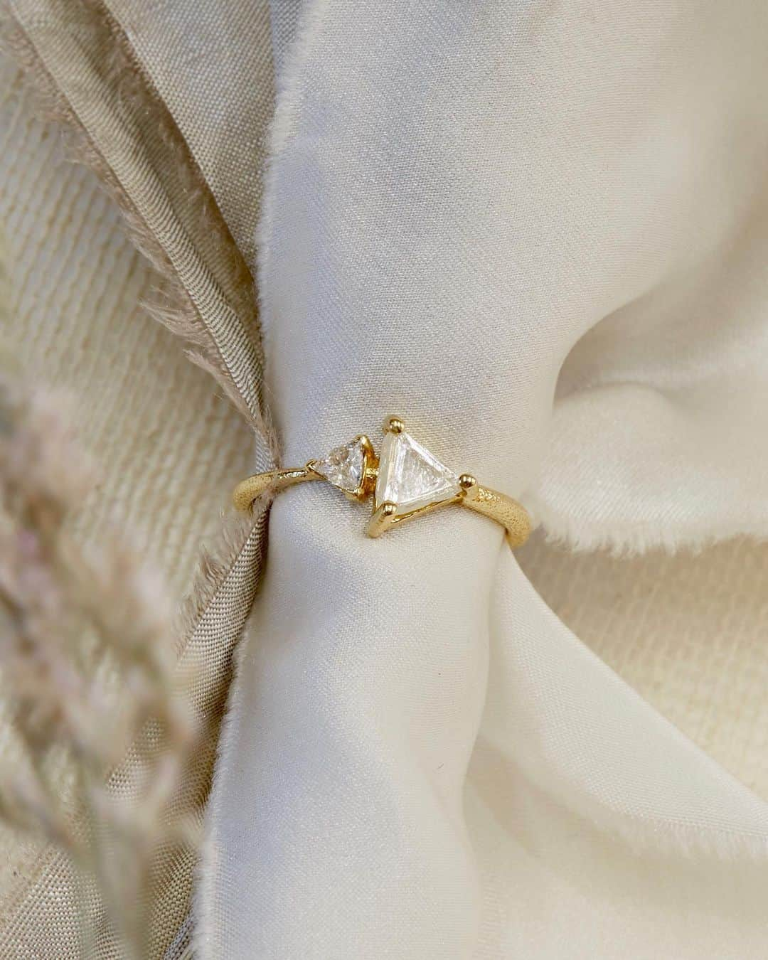 アレックスモンローさんのインスタグラム写真 - (アレックスモンローInstagram)「A rare, shimmering raw diamond is the centerpiece of this ‘One of a Kind’ 18ct gold double diamond trillion ring 💫 Product link in shot 📸  Raw diamonds evolve deep within the earth’s crust to form a unique and detailed crystal structure, creating a shimmer exclusive to this style of stone 💎✨  Every Alex Monroe ‘One of a Kind’ is a completely unique design, handcrafted in our London Studio and marked with a special certificate of authenticity 🖋🐝  #AlexMonroe #HandmadeinEngland #InspiredbyNature #EthicallyMade #RawDiamond #18ctGold #OneofaKind」10月26日 4時00分 - alexmonroejewellery