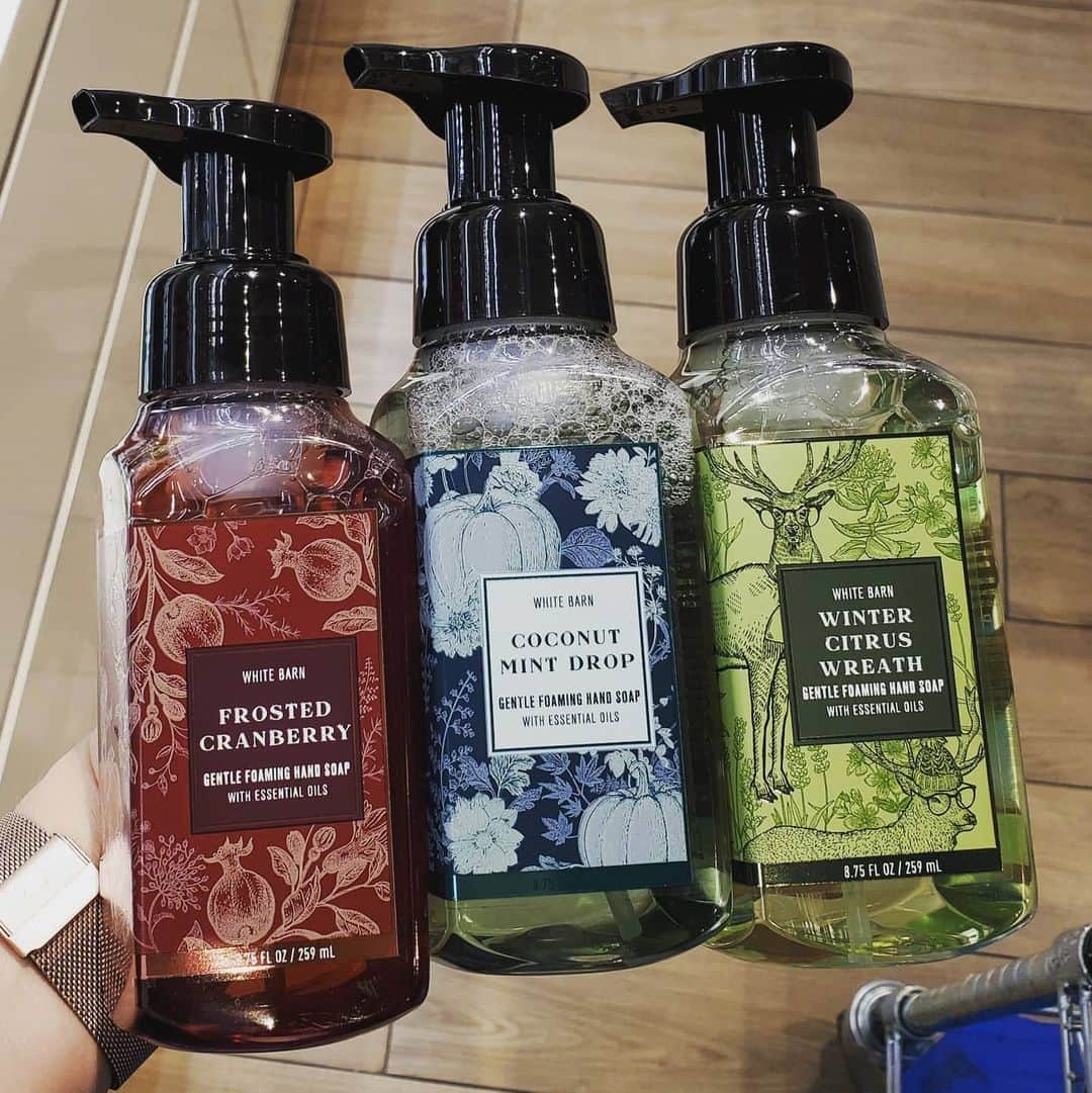 Bath & Body Worksさんのインスタグラム写真 - (Bath & Body WorksInstagram)「ICYMI: Our Hand Soaps are just as effective as Anti-Bacterial soaps when you wash for 20 seconds!  BONUS: They make the perfect gift! Show of Healthy Hands 👐 if you’re picking these up for your favorite hostess this Thanksgiving!」10月26日 4時00分 - bathandbodyworks