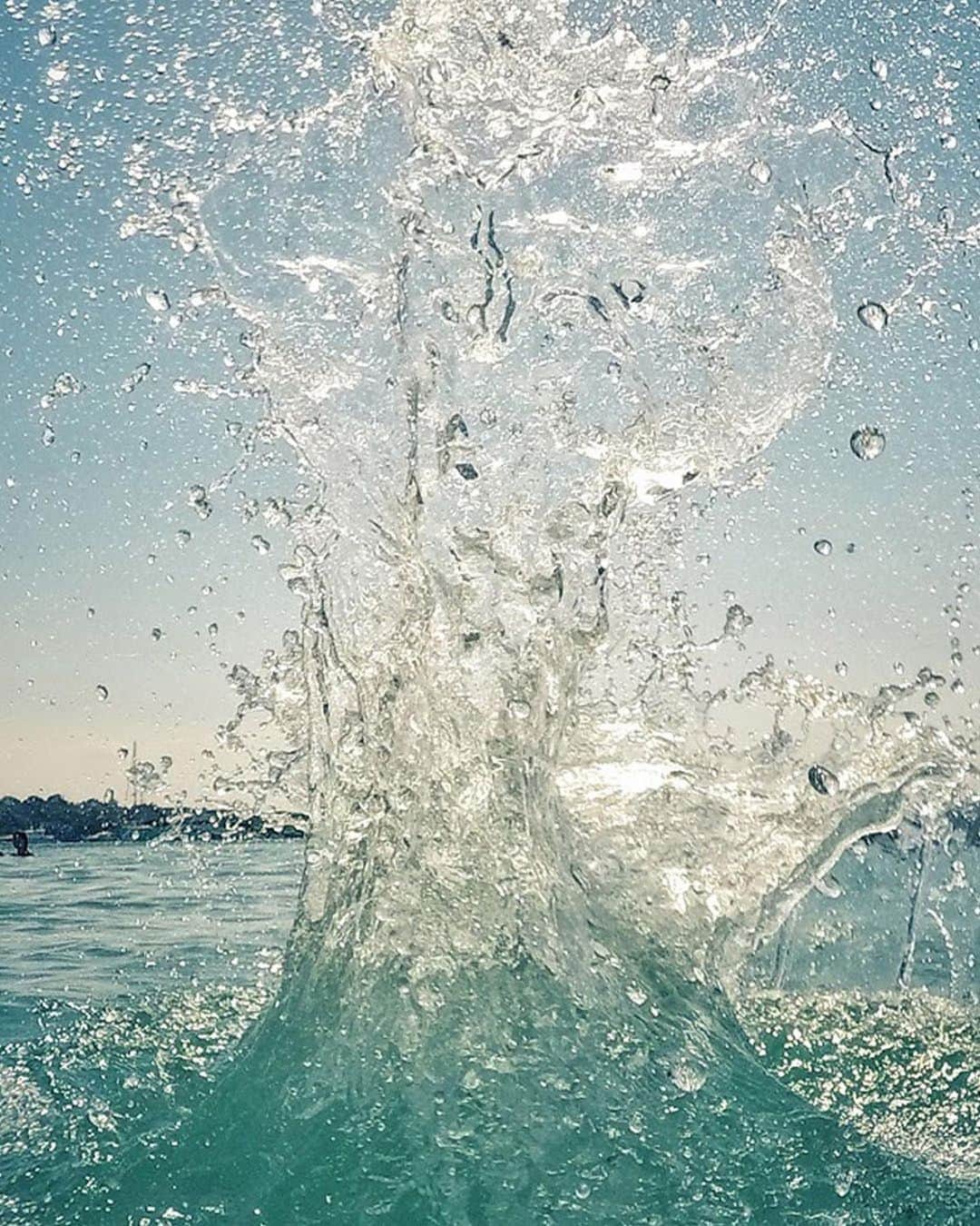 モバードのインスタグラム：「@alexilubomirski interprets time through his lens. "WATER is in constant motion. Never holding the same form from one moment to the next. No matter how many times I recreated the action, the shape delivered was completely unique. A stolen moment."-Alexi Lubomirski #AlexiXMovado #Movado」