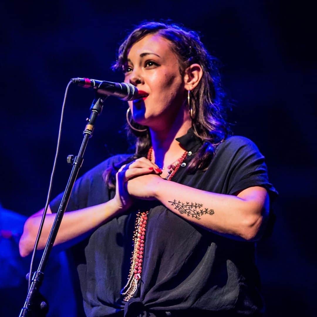 テデスキ・トラックス・バンドのインスタグラム：「Happy birthday to our harmonious sister Alecia Chakour! Send some love her way today @chakourah!  📷: @playindeadphoto」