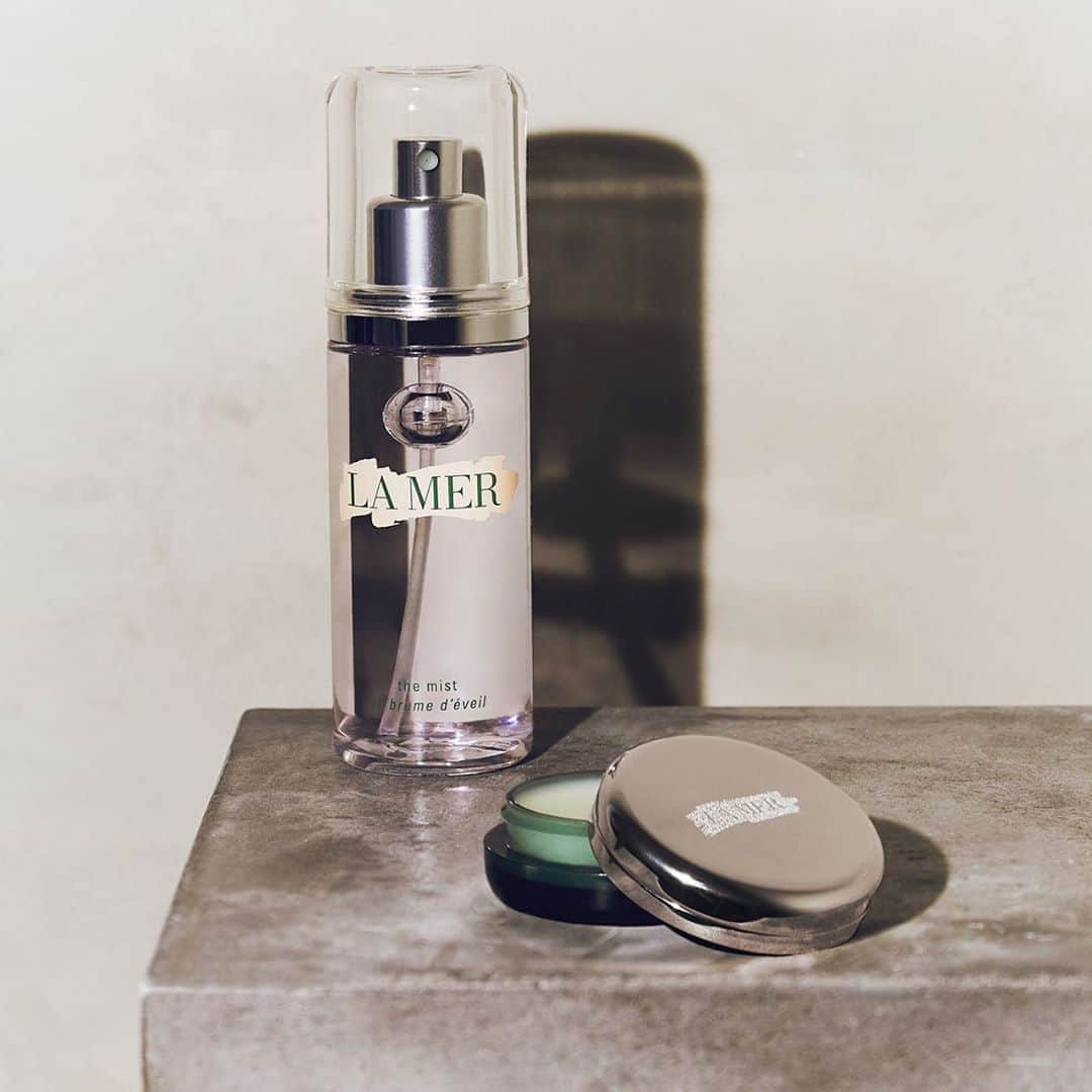 ドゥラメールのインスタグラム：「The ultimate La Mer accessories? Keep The Mist on hand to freshen up makeup and dab on The Lip Balm for a minty cool calm. Two ways to give the everyday a La Mer lift.」