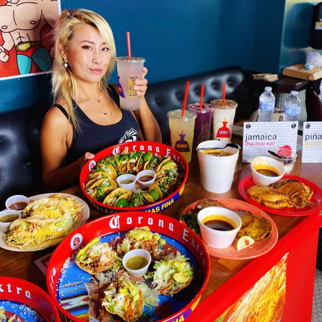 ライナ・ホワンさんのインスタグラム写真 - (ライナ・ホワンInstagram)「Looking for Mexican food in Houston ? 👀 . . Check out @lacalletacosmidtown they have some of the best tacos 🌮 and the best birria and consome in town 🤤 I came by to take on their entire menu . . And it was a LOT since it included 4 huge 32oz drinks 🤯 how do y’all think I did!? Watch the video to find out .  https://youtu.be/yeegneDYMM4 . . Thank you @furtheruofficial for setting this up 💕」10月26日 4時07分 - rainaiscrazy