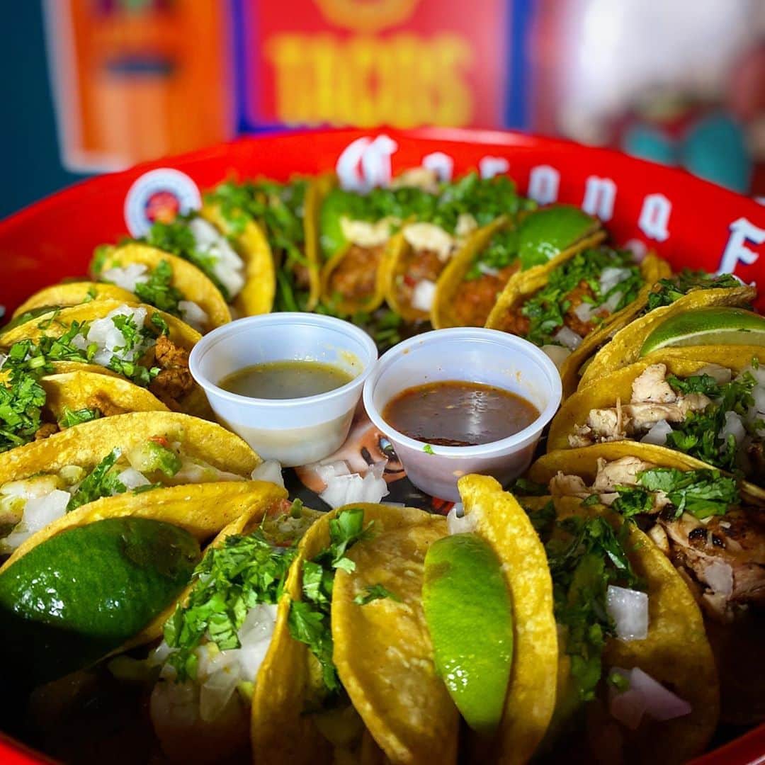 ライナ・ホワンさんのインスタグラム写真 - (ライナ・ホワンInstagram)「Looking for Mexican food in Houston ? 👀 . . Check out @lacalletacosmidtown they have some of the best tacos 🌮 and the best birria and consome in town 🤤 I came by to take on their entire menu . . And it was a LOT since it included 4 huge 32oz drinks 🤯 how do y’all think I did!? Watch the video to find out .  https://youtu.be/yeegneDYMM4 . . Thank you @furtheruofficial for setting this up 💕」10月26日 4時07分 - rainaiscrazy