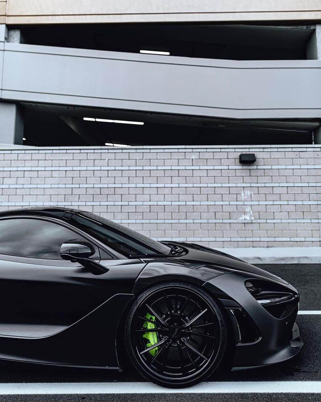 CARLiFESTYLEさんのインスタグラム写真 - (CARLiFESTYLEInstagram)「Stealthy 720s on @velosdesignwerks #carlifestyle @jayfknslay @godlysinner #720s」10月26日 4時13分 - carlifestyle