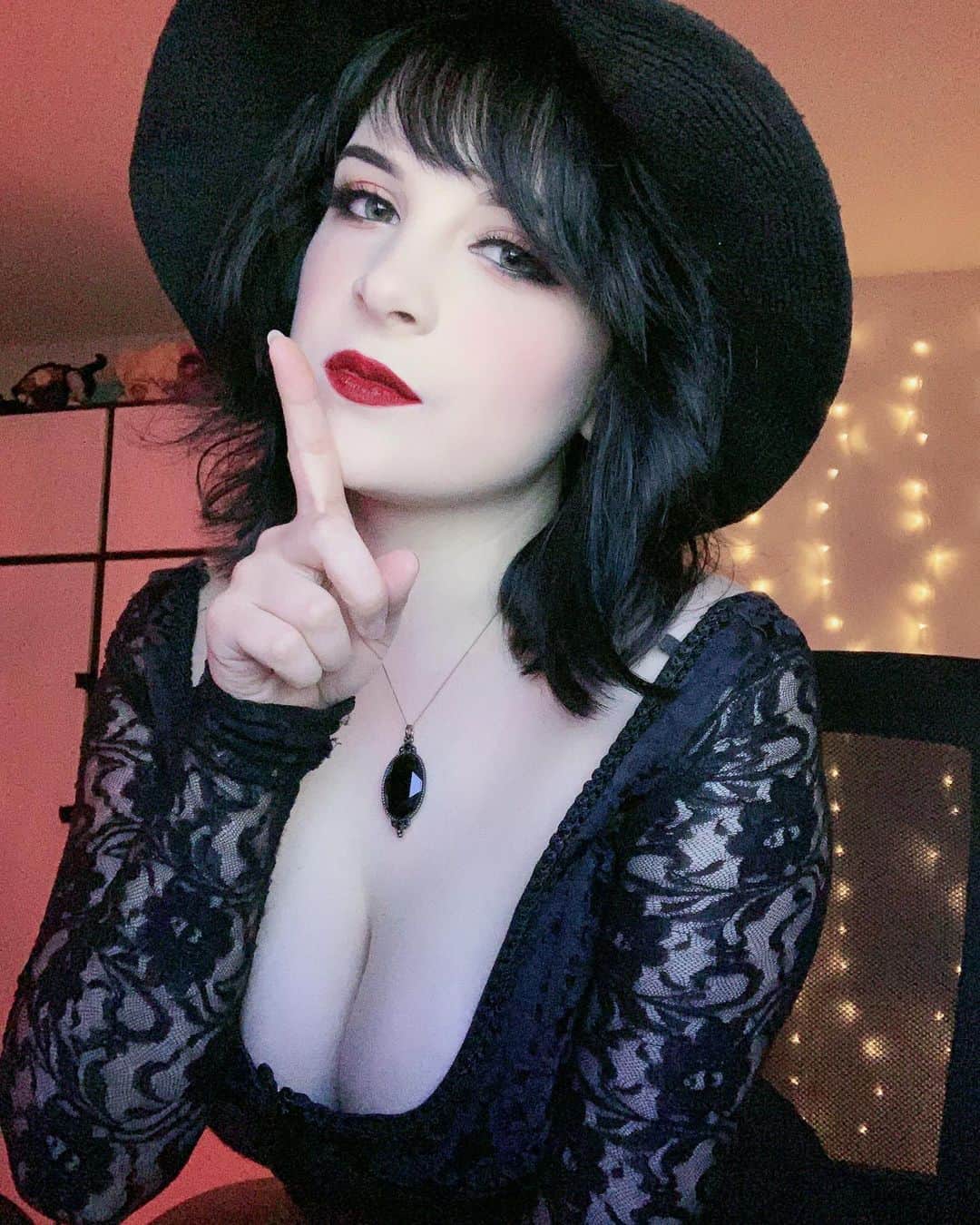 Tessaさんのインスタグラム写真 - (TessaInstagram)「Ara ara~🔮 Here’s a little witchy look I threw together for a Halloween party discord call with friends last night! It was so much fun, even though I’m just as awkward on a call as I would be in person.👻🖤」10月26日 4時08分 - hiso.neko