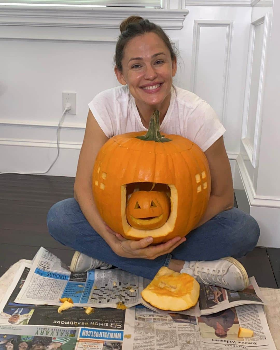 ジェニファー・ガーナーさんのインスタグラム写真 - (ジェニファー・ガーナーInstagram)「When you and your jack-o’-lantern share a vibe…🎃🎃🎃」10月26日 4時11分 - jennifer.garner